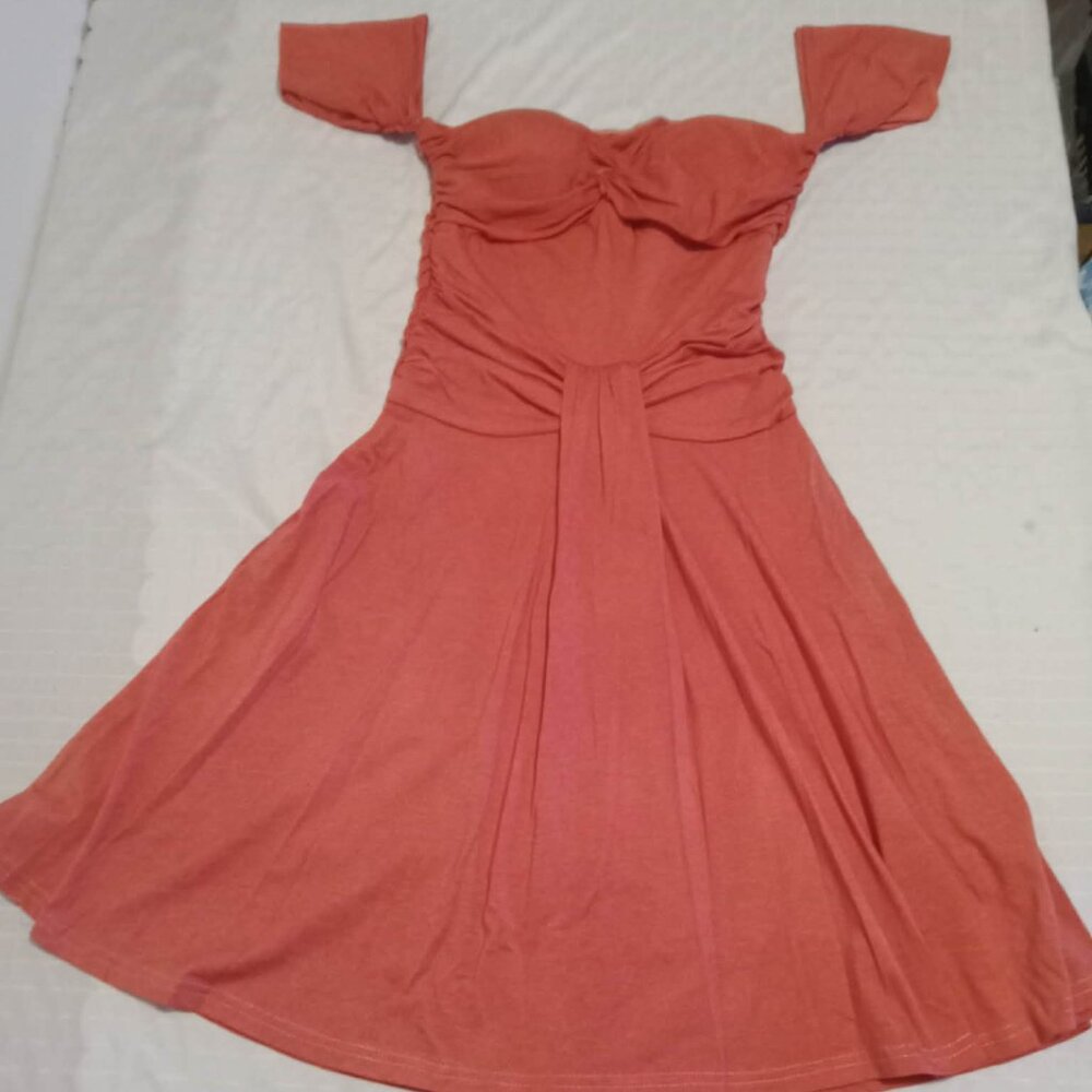 Pretty salmon pink dress without cap sleeves, well defined, with zipper, extens.